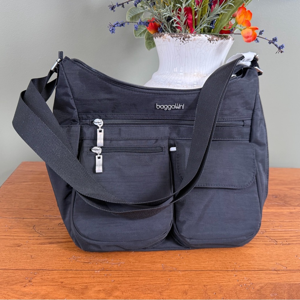 New Baggallini Everywhere Bagg with RFID Black Crossbody Bag w/ Pouch NWT